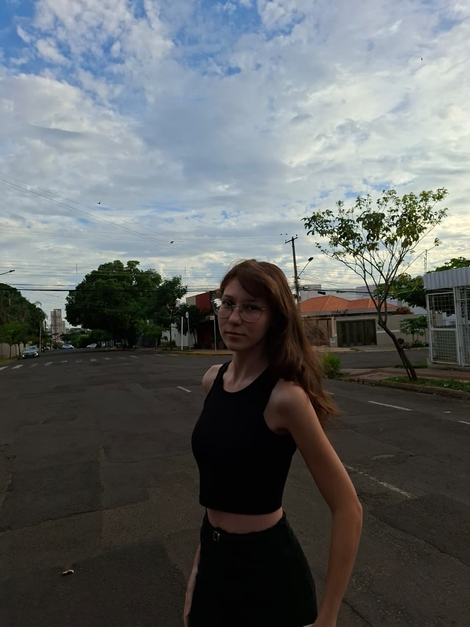 Ao ar livre, luz do dia, regata preta