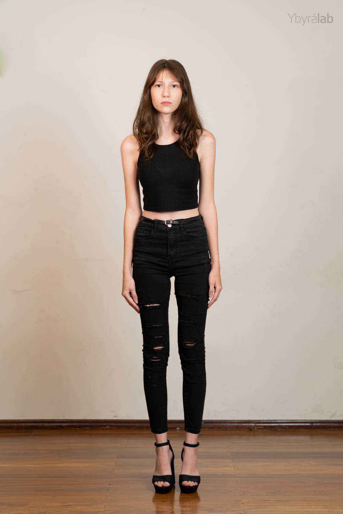 Corpo inteiro de frente, regata preta e jeans