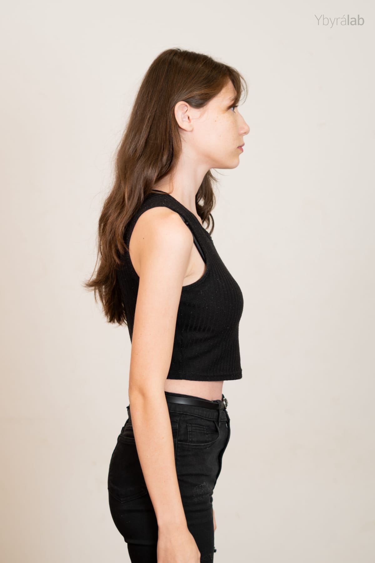 Perfil, cabelo solto, fundo neutro